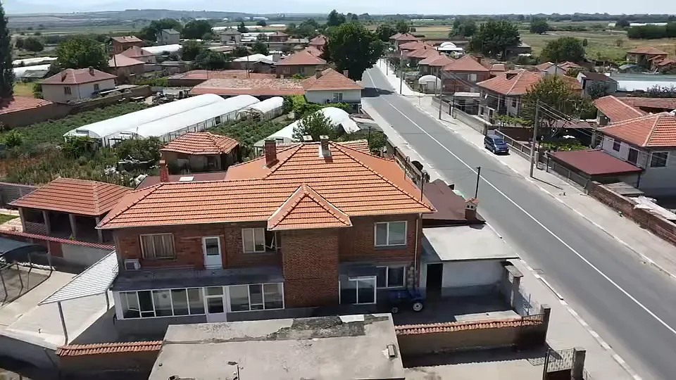Покрив с керемиди, доставени от Коини, заснет с дрон